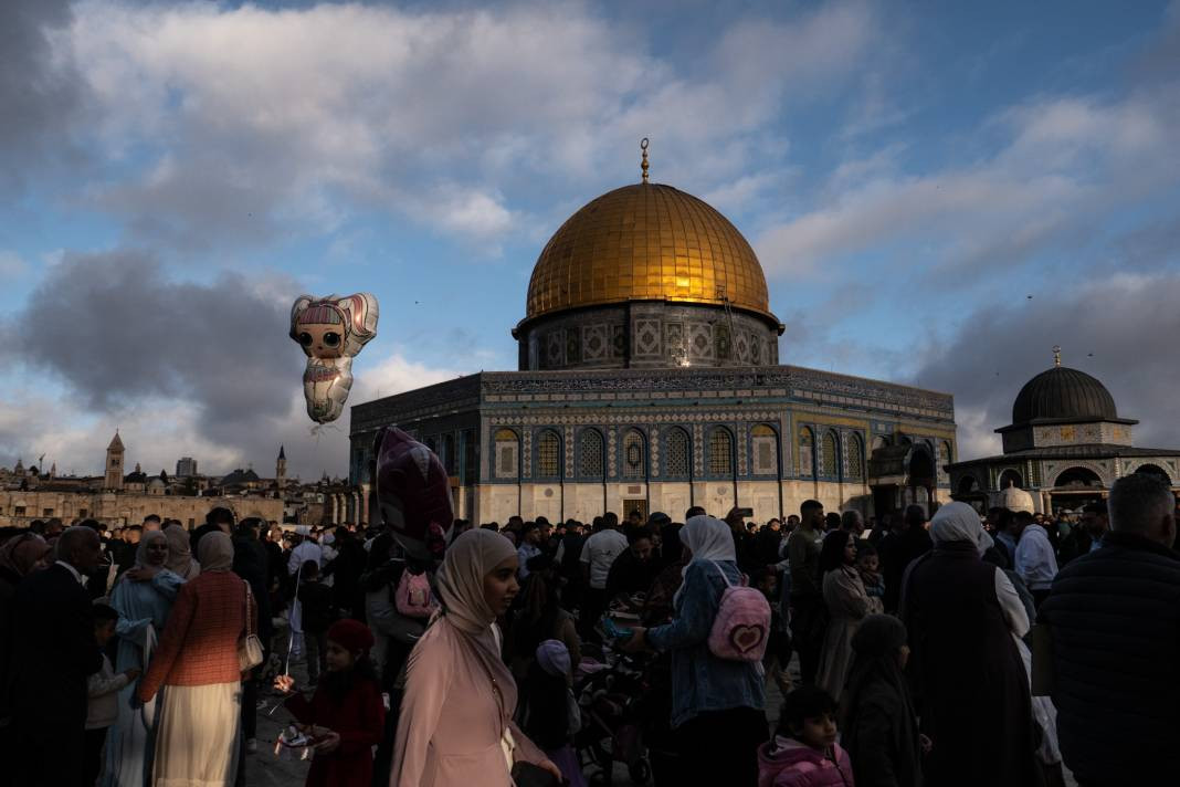 İsrail’in kısıtlamalarına rağmen akın ettiler: 120 Bin Filistinli Mescid-i Aksa’da saf tuttu - Resim: 19